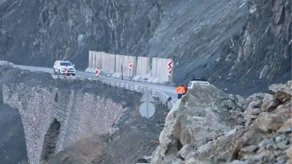 Hakkari-Van Yolu Heyelanı Sonrası Temizlik Çalışmaları Başladı