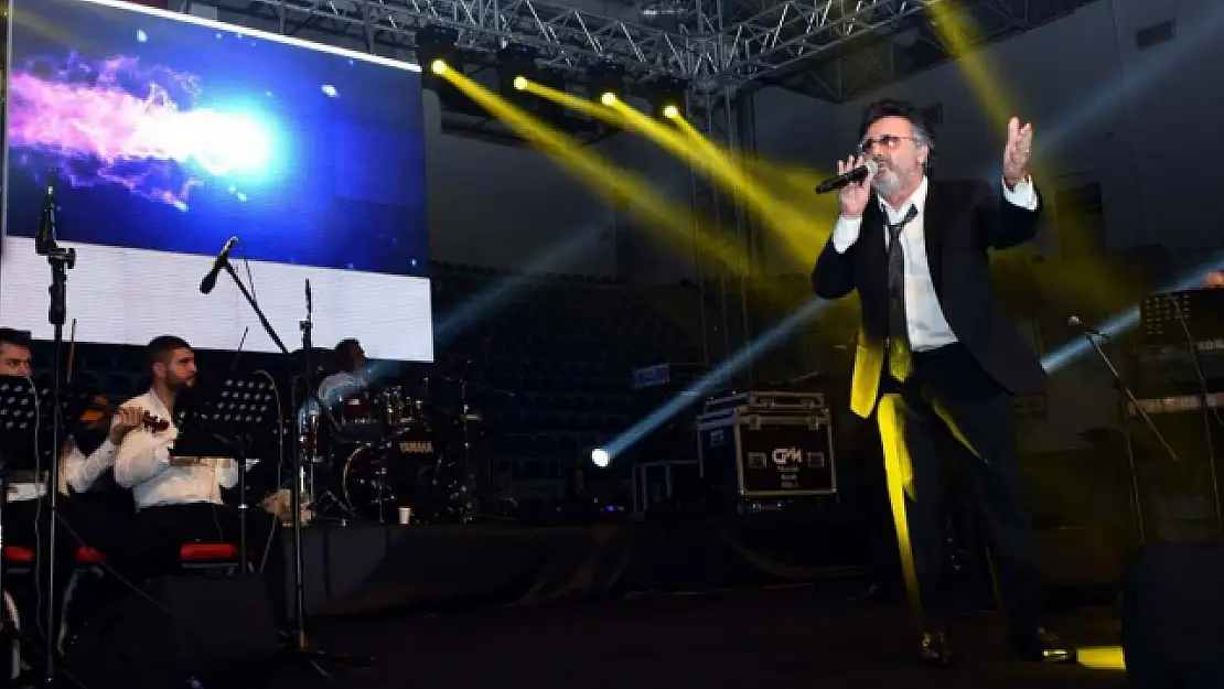 İranlı şarkıcı Moein'in van konserinde izdiham: Cam kapılar kırıldı, ezilme tehlikesi yaşandı