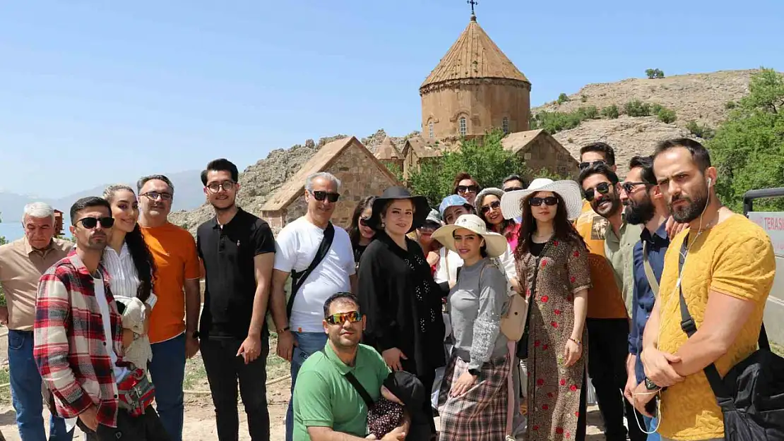 İranlı turizmciler Akdamar Adası'na hayran kaldı