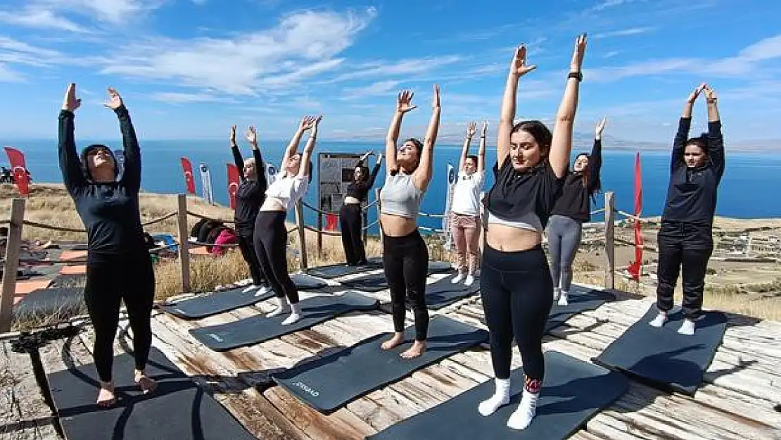 Kadınlar 2 bin 700 yıllık kalede spor yaptı