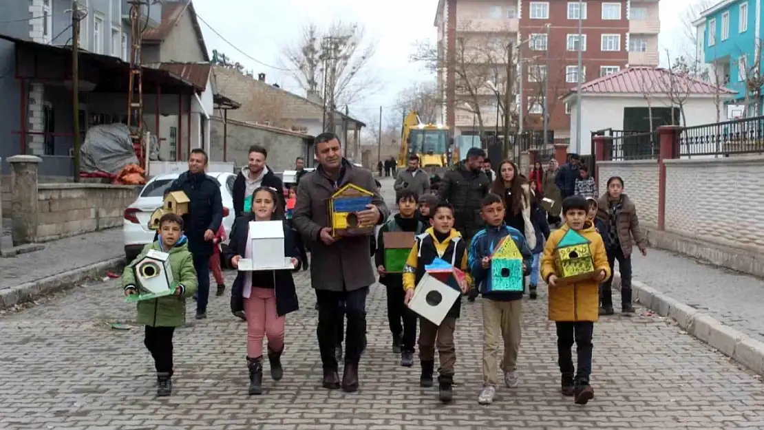 Özalp ilçesindeki öğrencilerden kuş evi projesi