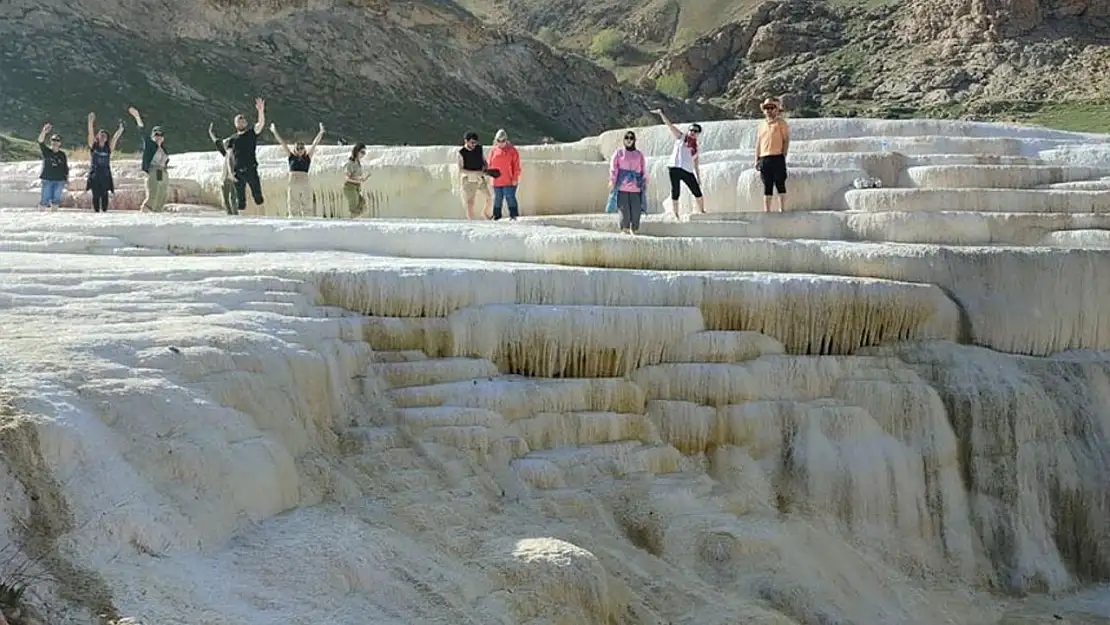 Pamukkale değil Başkale travertenleri