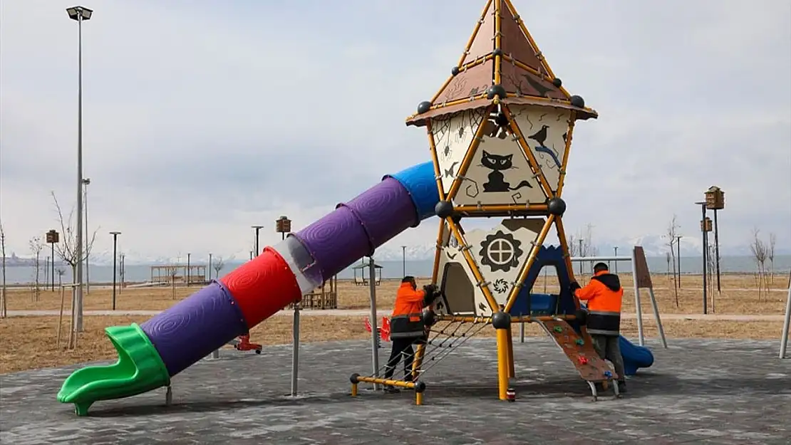 Parklarda temizlik ve onarım çalışması yapıldı