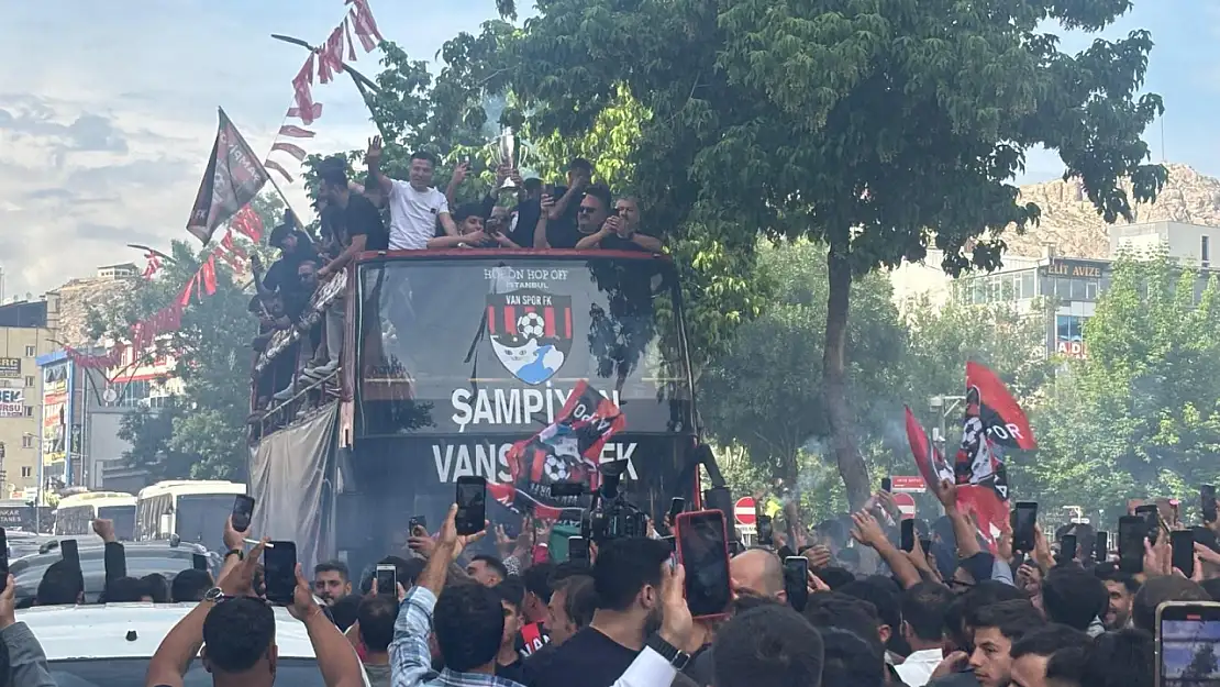 Şampiyon Vanspor evinde şehir turu attı