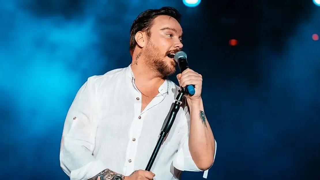 Şarkıcı Sinan Akçıl, Van'da konser verdi