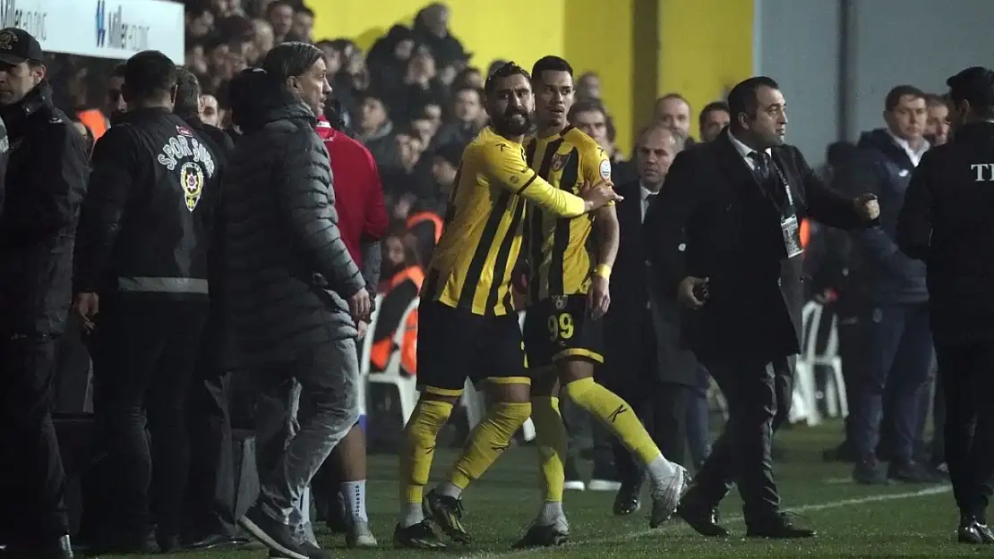 Süper lig maçında bir olay daha... Sahadan çekildiler