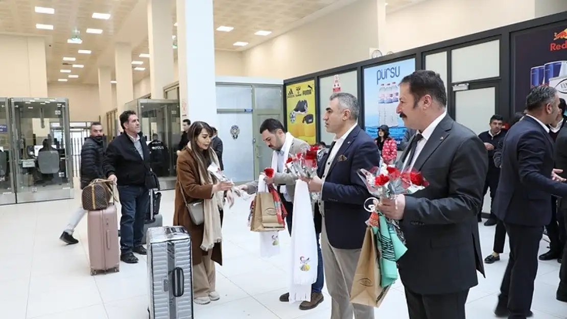 Van'a gelen İranlı turistler Kapıköy'de çiçeklerle karşılandı!