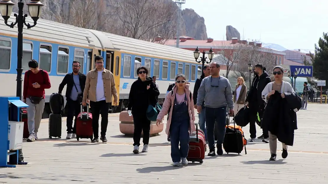 Van'a Nevruz akını başladı: 60 bin turist bekleniyor