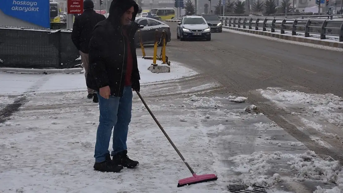 Van beyaza büründü! Ekipler seferber oldu