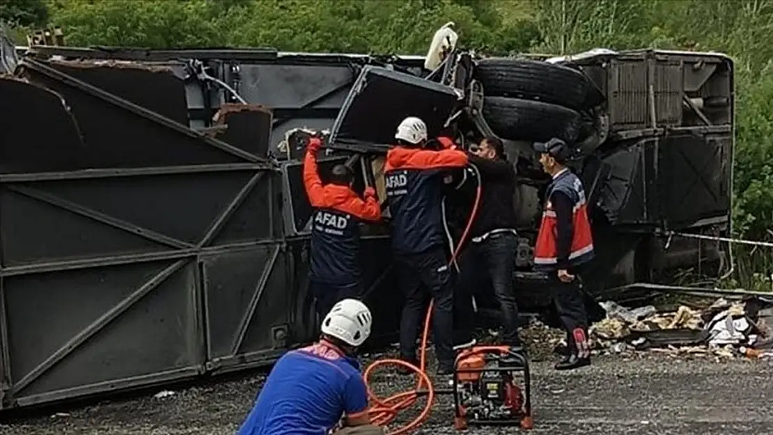 Van Bitlis karayolunda feci kaza! 2 ölü 30 yaralı