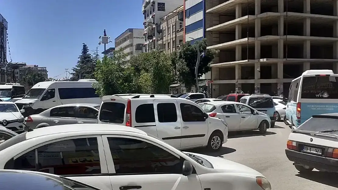 Van Çarşı Merkezindeki Trafik Sorunu Hayatları Tehdit Ediyor