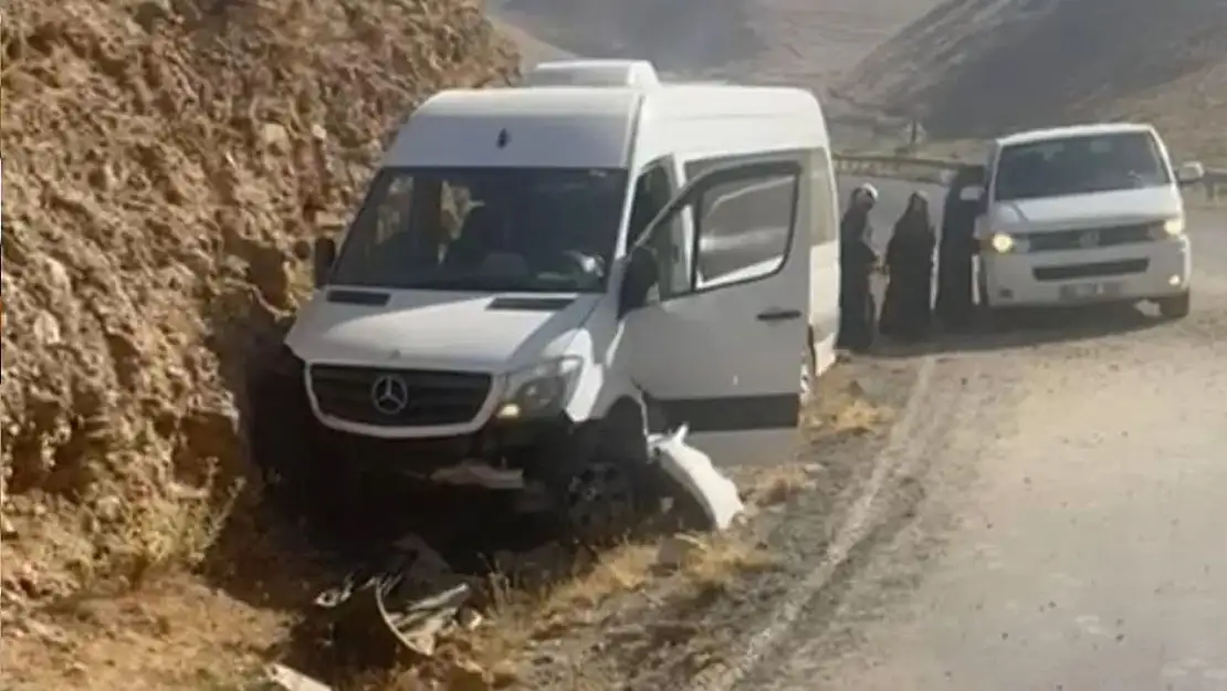Van'da 18 yolcu ölümden döndü
