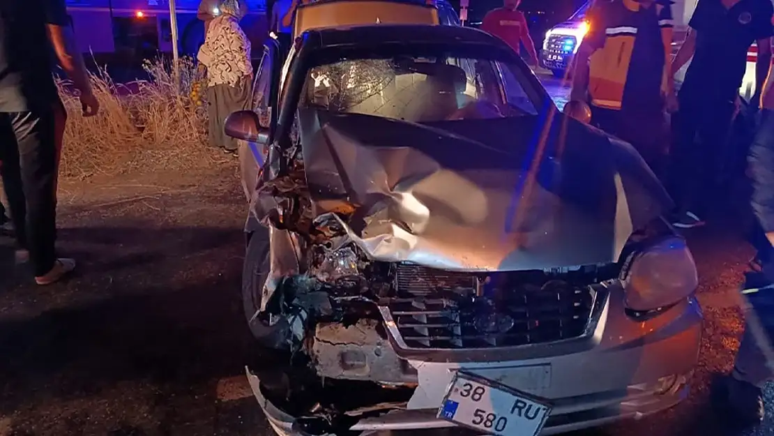 Van'da 2 otomobil çarpıştı: 9 kişi yaralandı