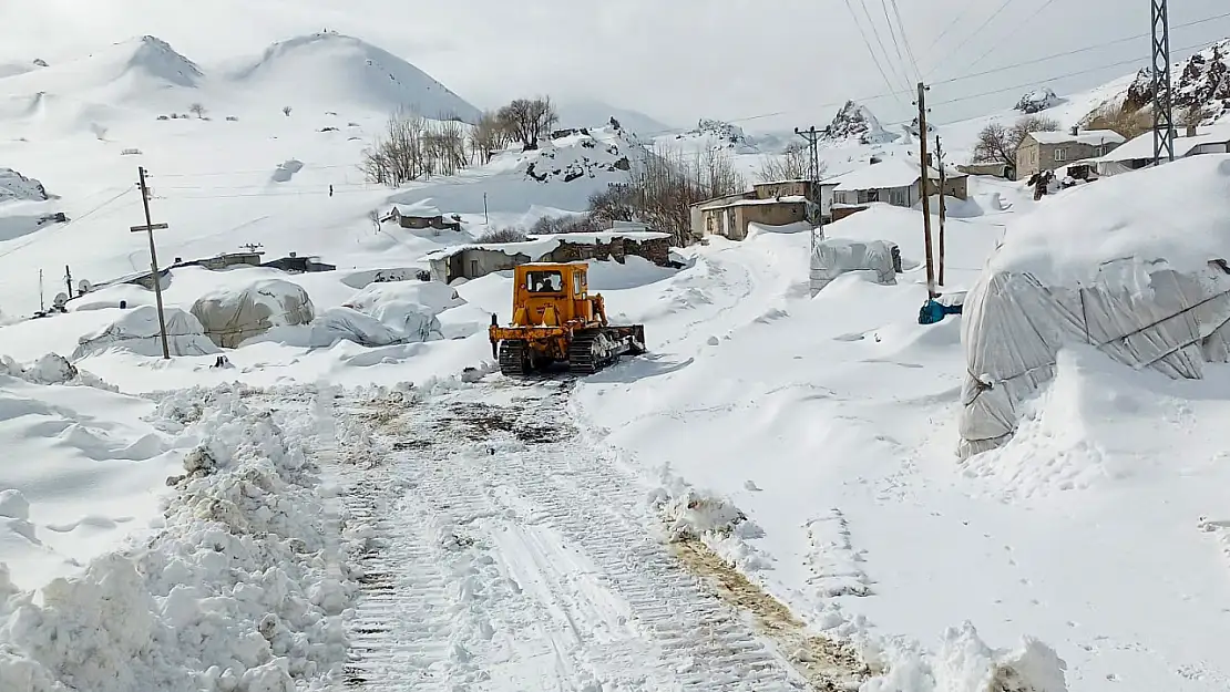 Van'da 429 yerleşim yerinin yolu kapandı