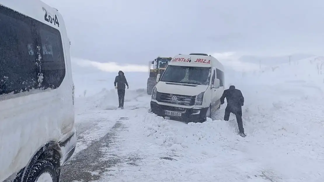 Van'da araçlar kar ve tipide mahsur kaldı!