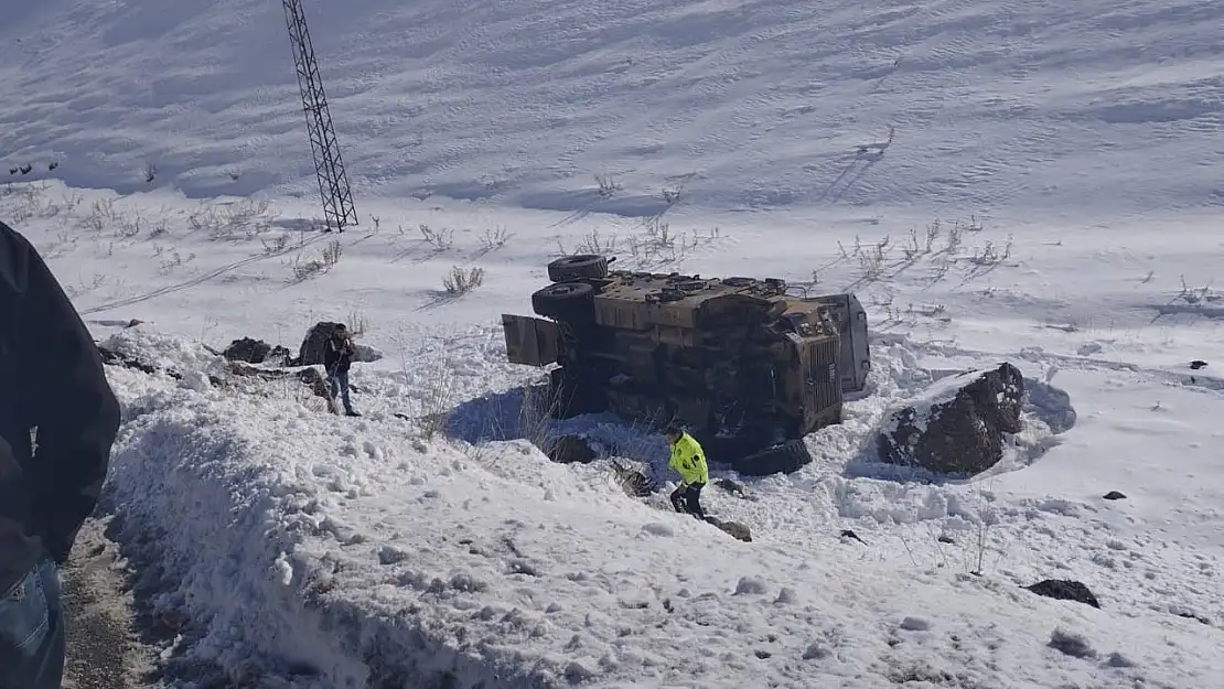 Van'da askeri araç devrildi, 1'i ağır 6 asker yaralandı!