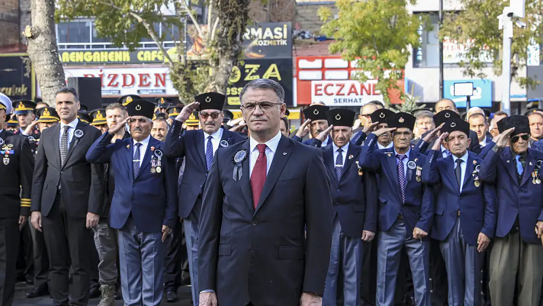 Van'da Atatürk Anıtı'na çelenk bırakıldı