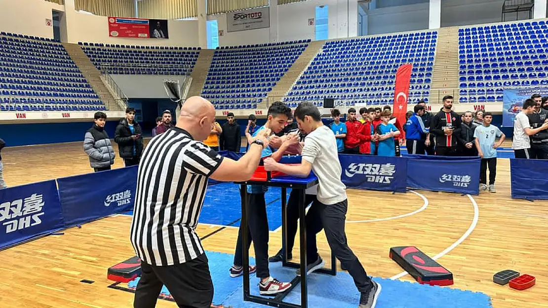 Van'da bilek güreşi müsabakası düzenlendi