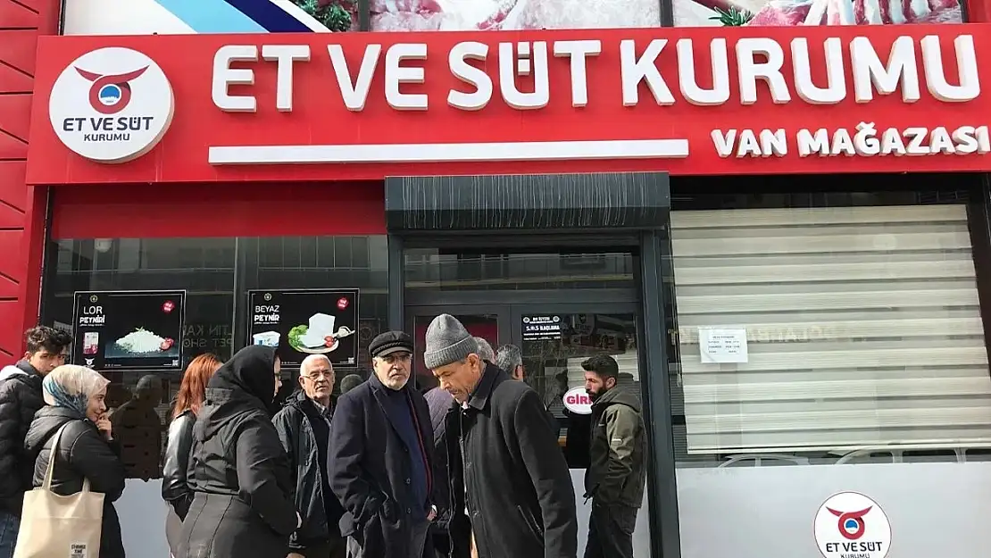 Van'da buz gibi havada ucuz et kuyruğu!