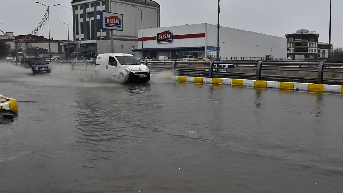 Van'da eski emniyet kavşağı göle döndü