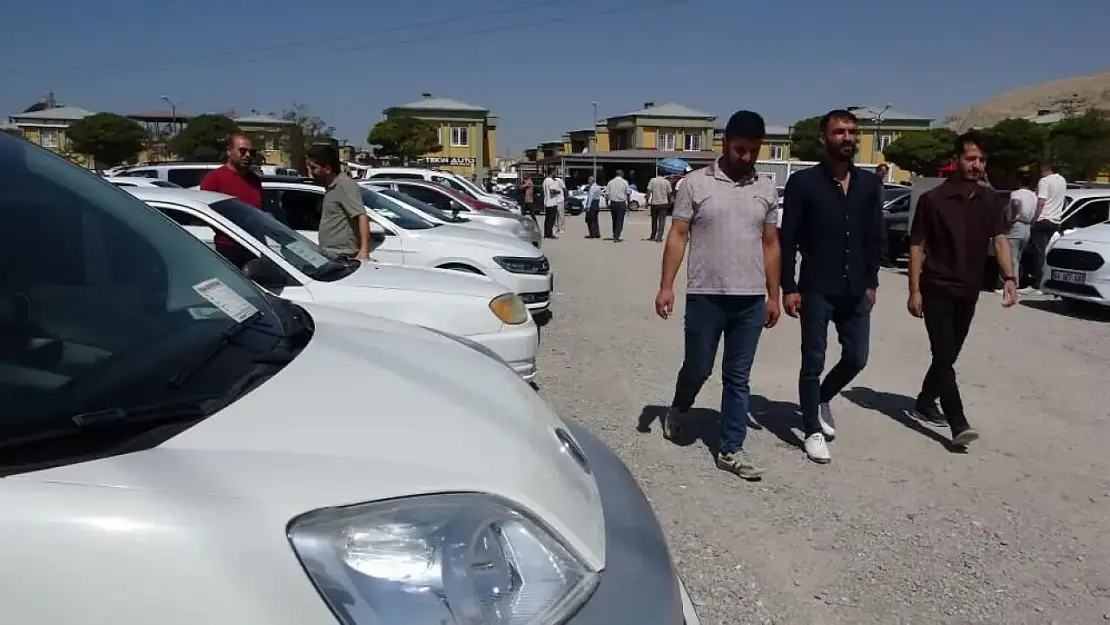 Van'da ikinci el açık oto pazarında durgunluk sürüyor