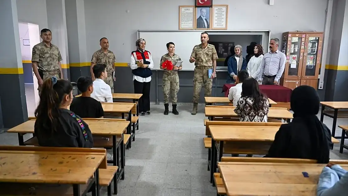 Van'da jandarma timleri öğrencilerin gönlüne dokundu