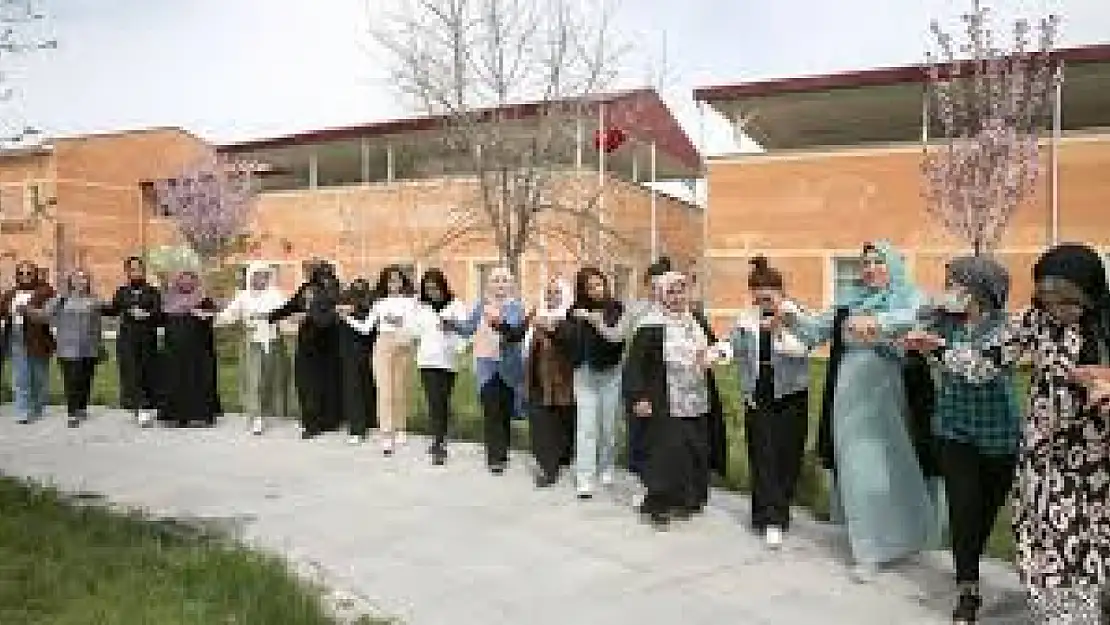 Van'da kadınlar bahar şenliği etkinliğinde eğlendi