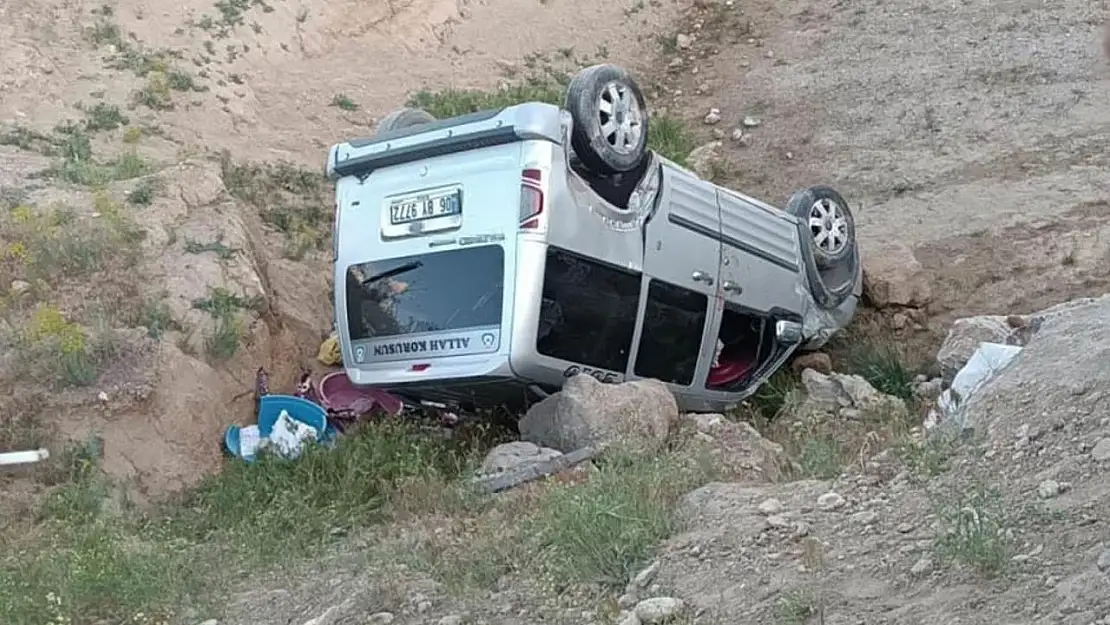 Van'da kamyonet dereye uçtu: 2 yaralı