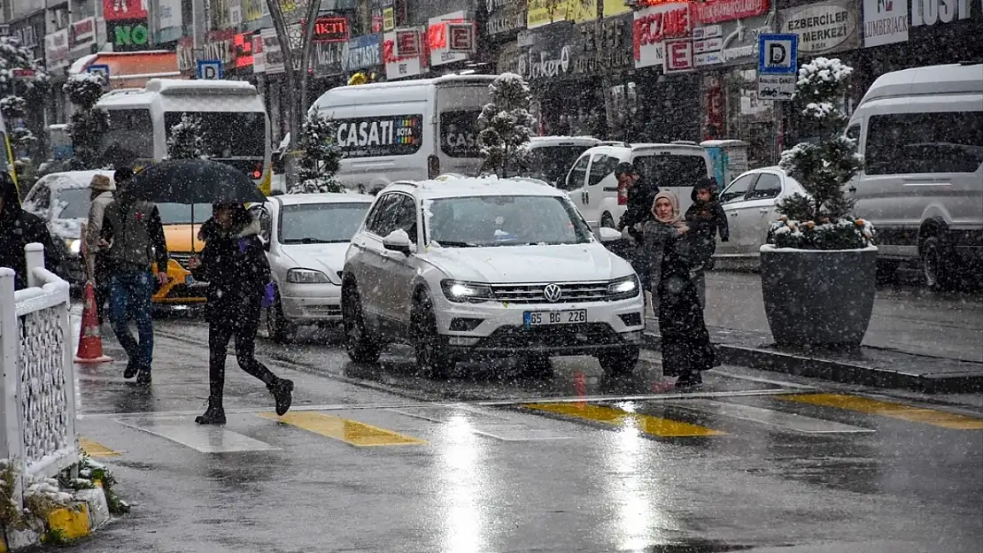 Van'da kar yağışı hayatı felç etti