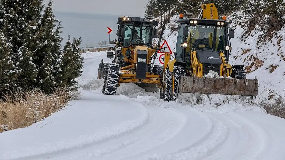 Van'da kardan kapanan yüzlerce yol açıldı!