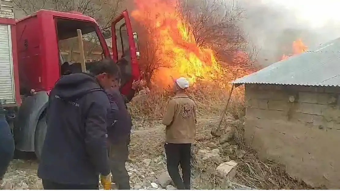 Van'da korkutan anız yangını!