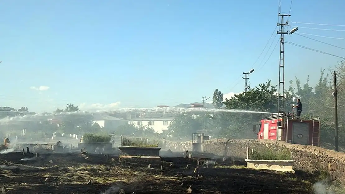 Van'da mezarlıktaki yangın söndürüldü