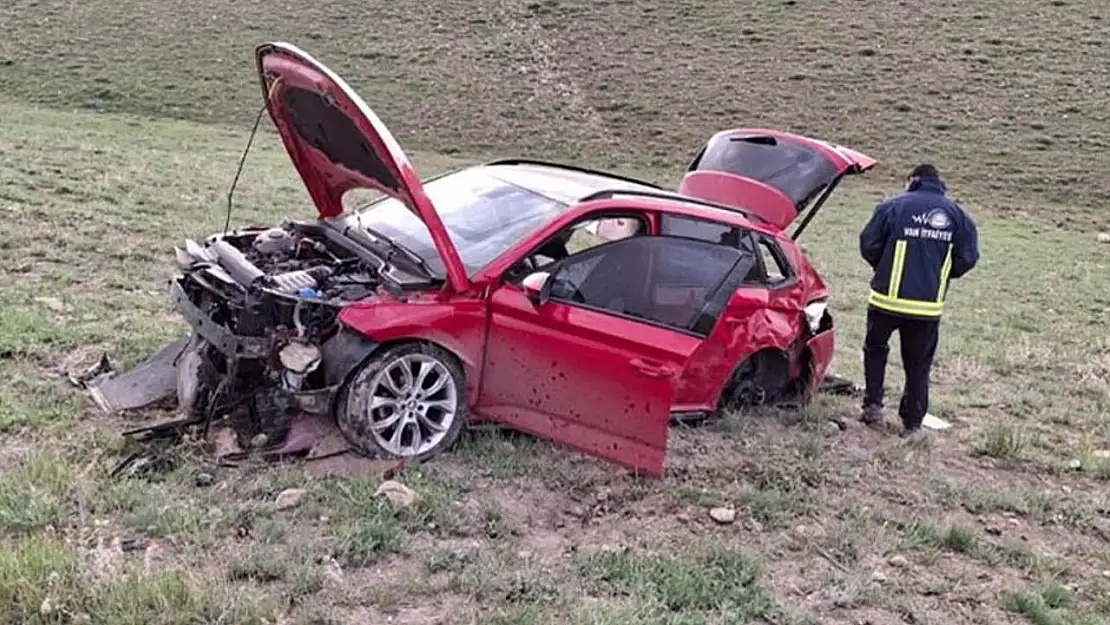 Van'da otomobil 50 metrelik uçuruma yuvarlandı