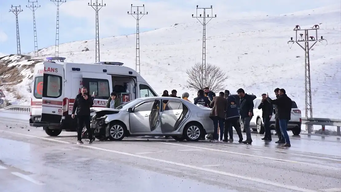 Van'da otomobil bariyere çarptı, 5 kişi yaralandı!