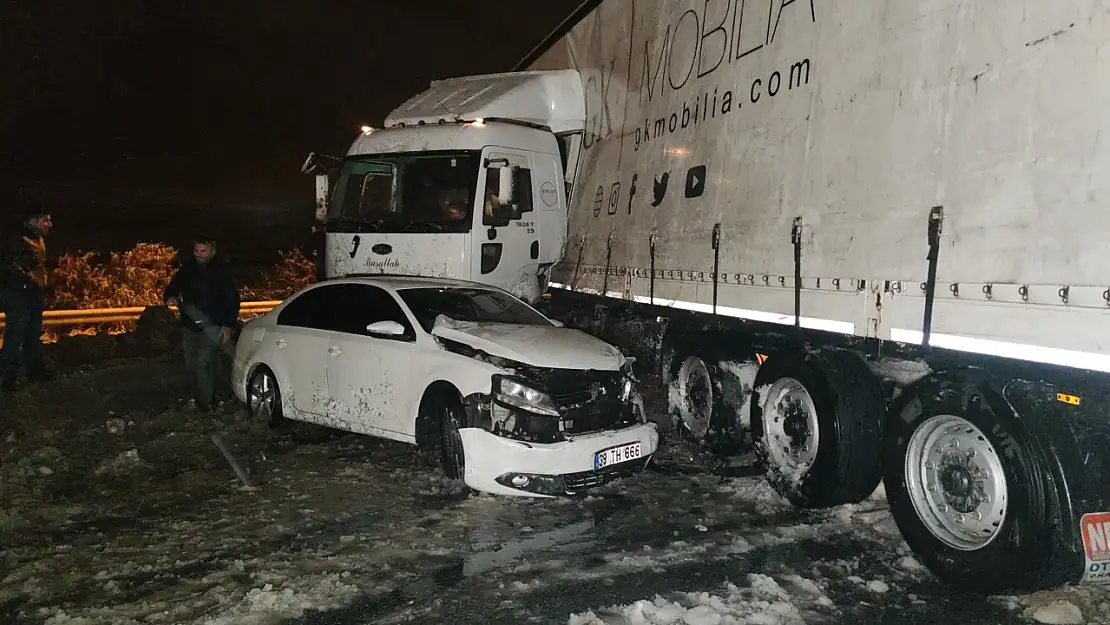 Van'da otomobil ve TIR çarpıştı!