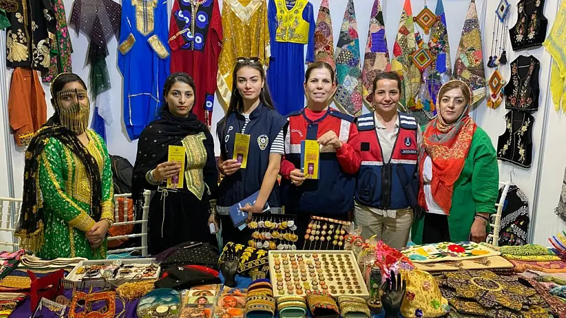 Van'da polis ve jandarma KADES'i tanıtıyor