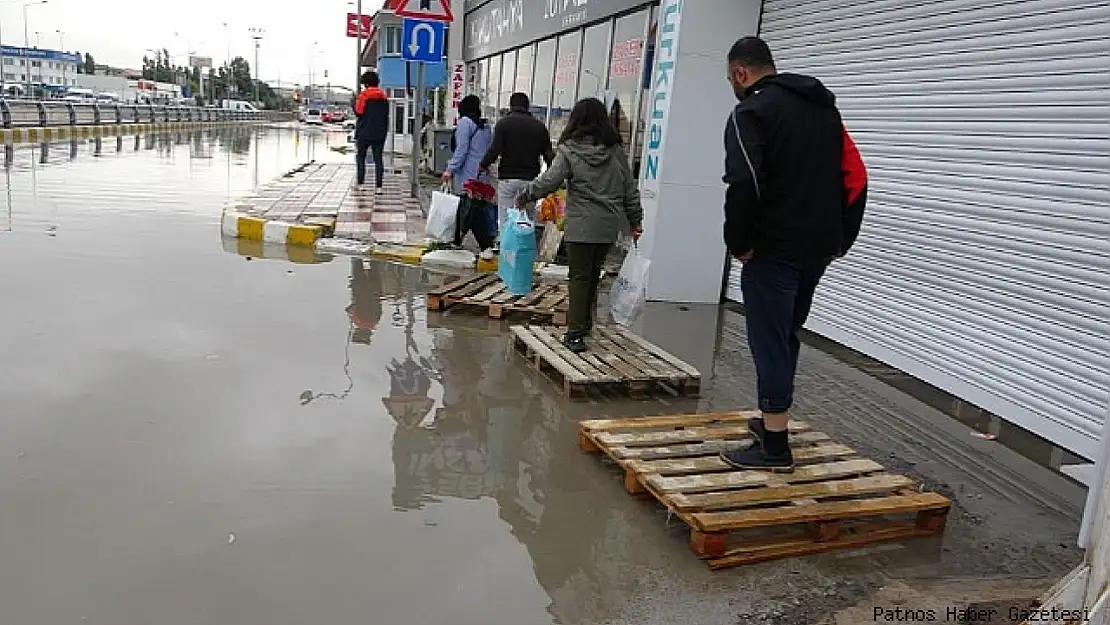 Van'da sağanak yağış trafiği olumsuz etkiledi