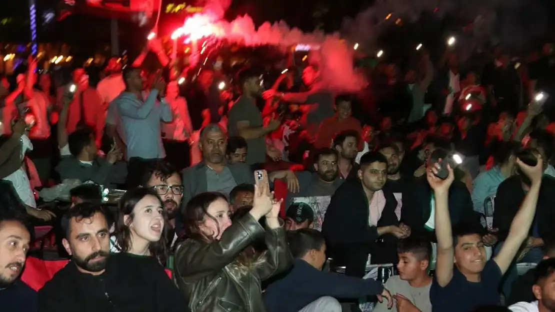 Van'da şampiyonluk sevinci geceyi gündüze çevirdi
