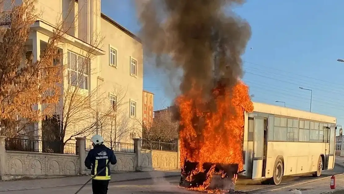 Van'da servis aracı alevlere teslim oldu