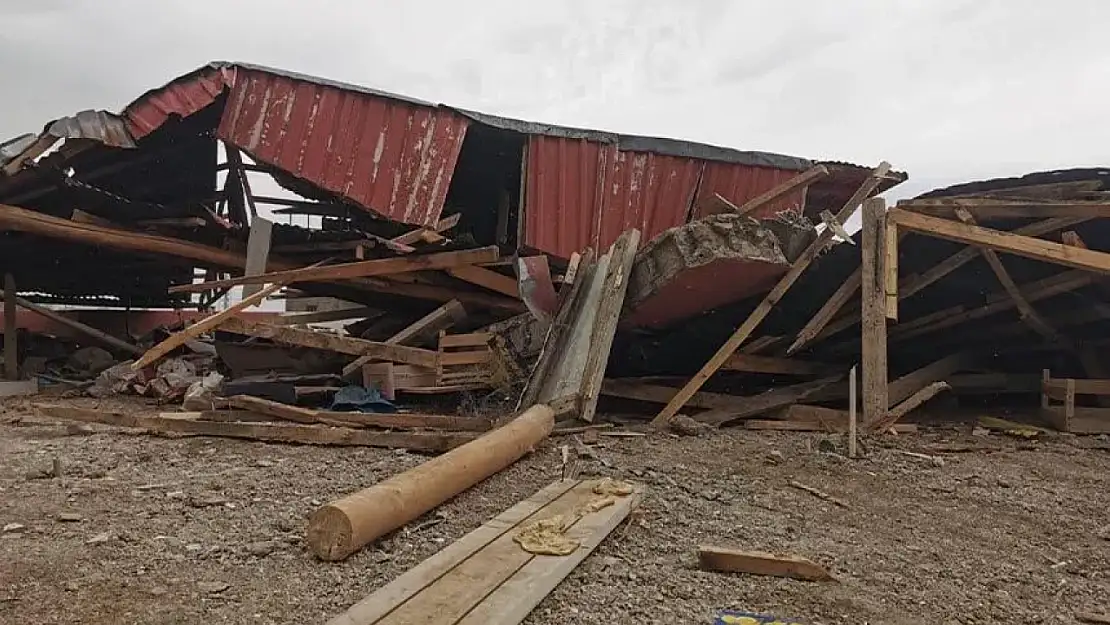 Van'da şiddetli rüzgar çatılara zarar verdi