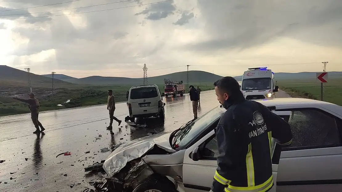 Van'da şiddetli yağış kazaya neden oldu: Zincirleme kazada 5 kişi yaralandı!