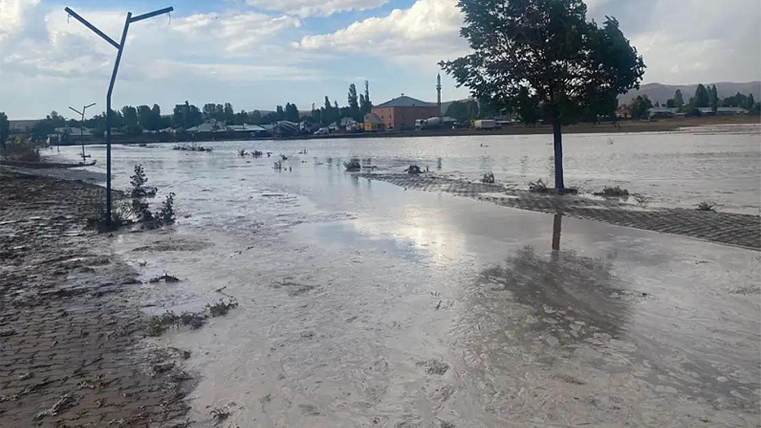 Van'da şiddetli yağmur sağanak sele neden oldu!