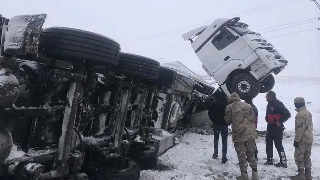 Van'da tır devrildi: 1 yaralı