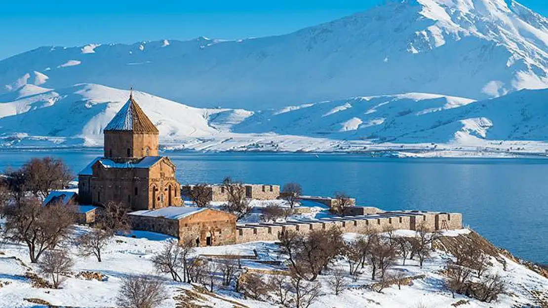 Van'da turistlerin gözdesi Akdamar Adası oldu