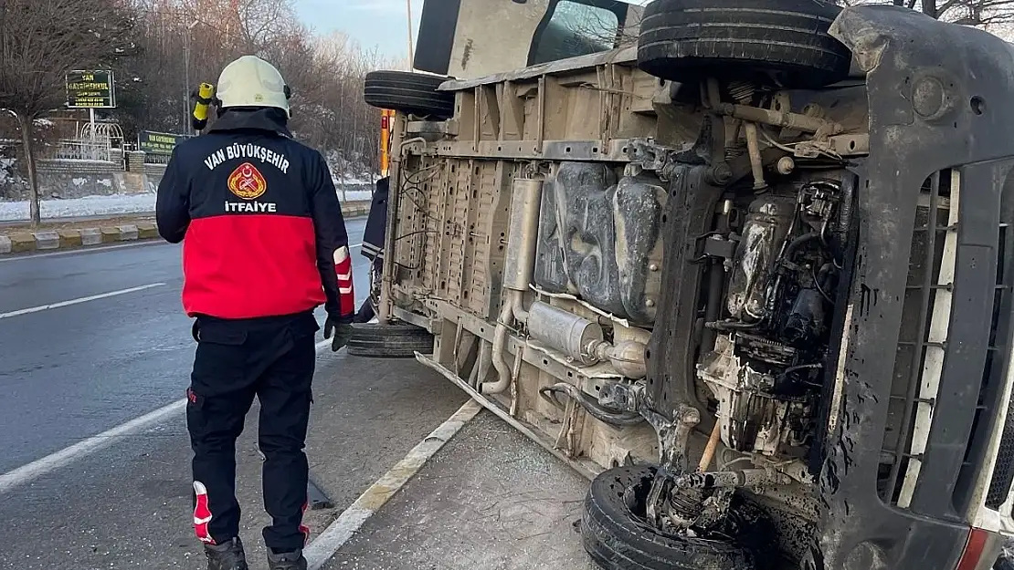 Van'da virajı alamayan minibüs takla attı!