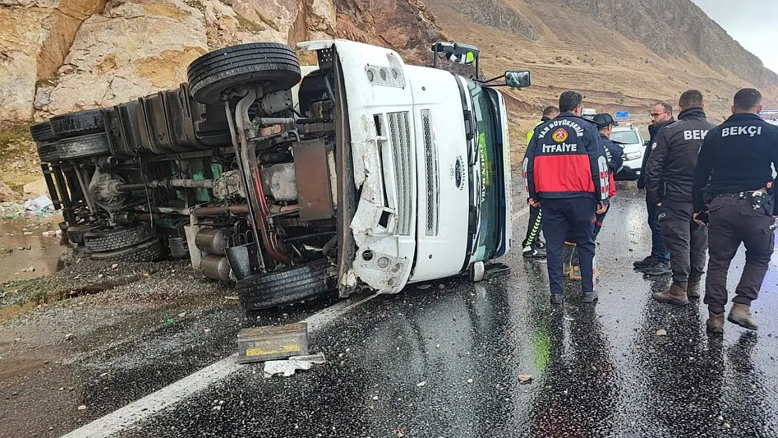 Van'da virajı alamayan tır devrildi