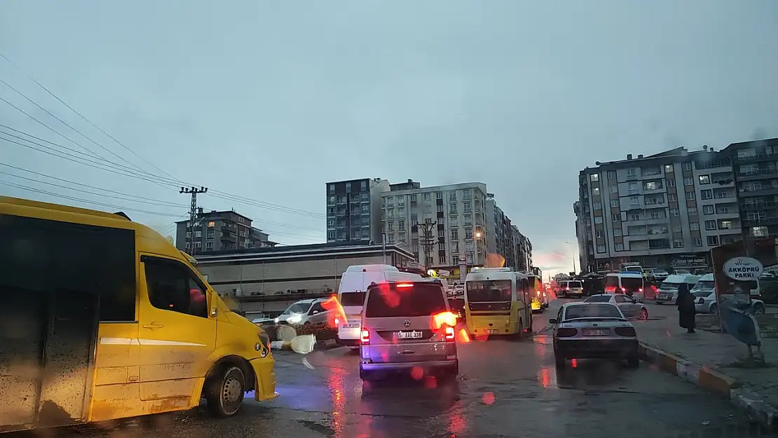 Van'da yağmur trafiği felç etti!