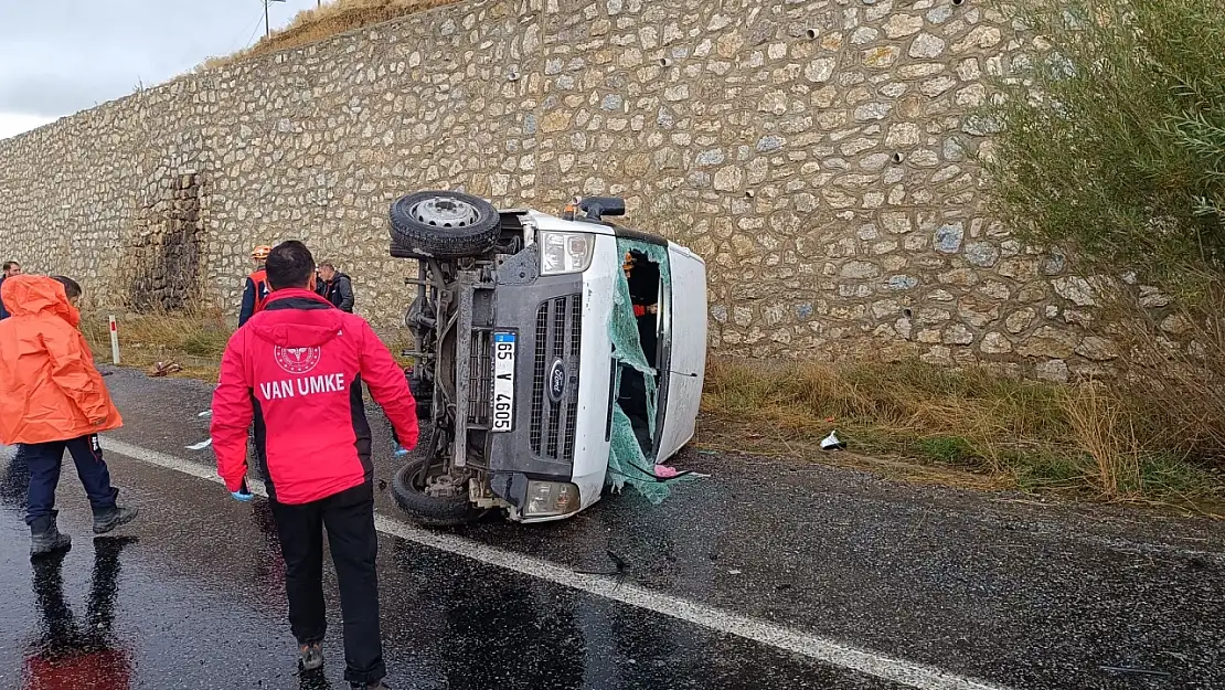 Van'da yolcu minibüsü takla attı, 16 kişi yaralandı!