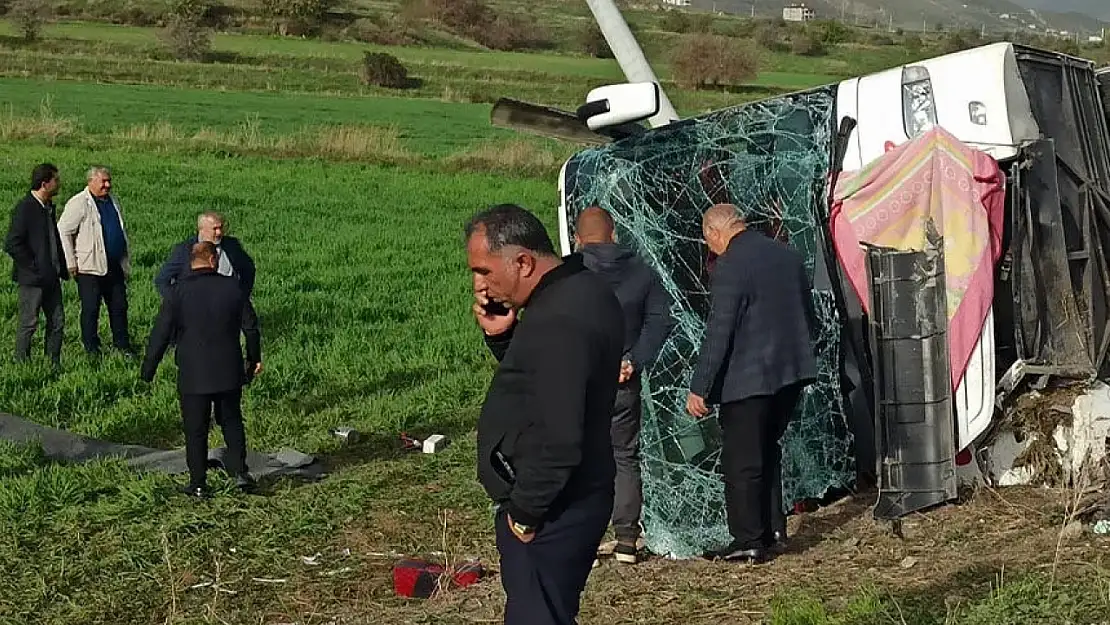 Van'da yolcu otobüsü devrildi: 28 yaralı