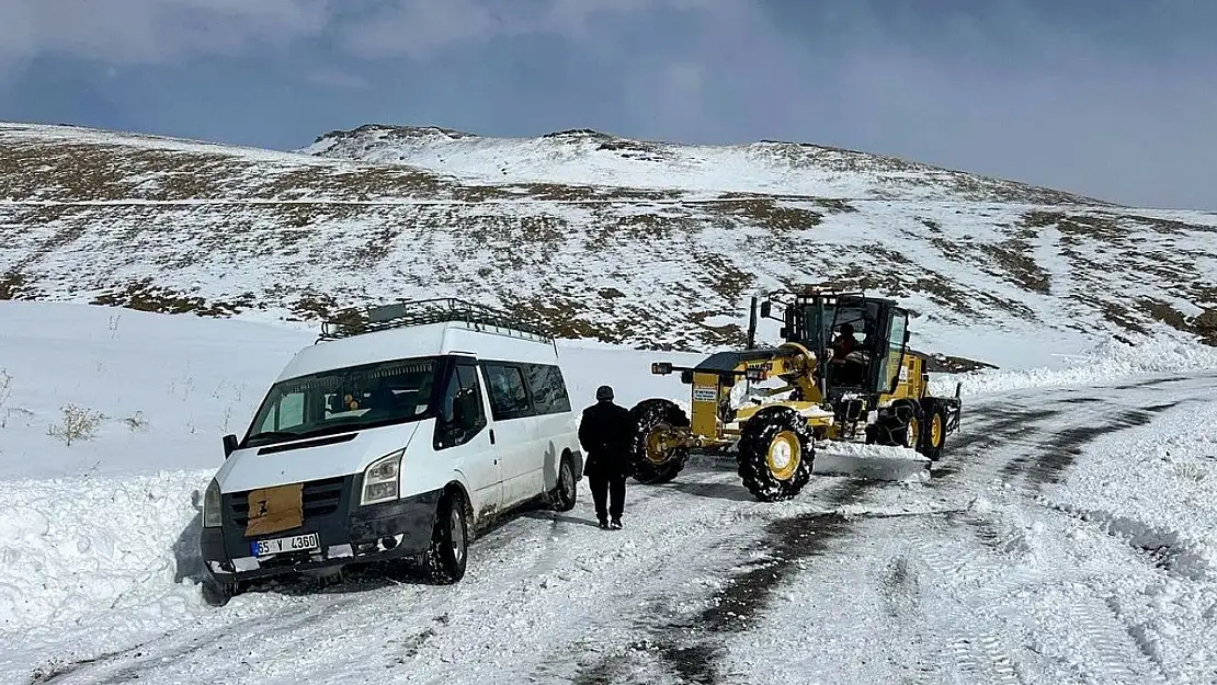 Van'da yoldan çıkan araçlar karda mahsur kaldı!